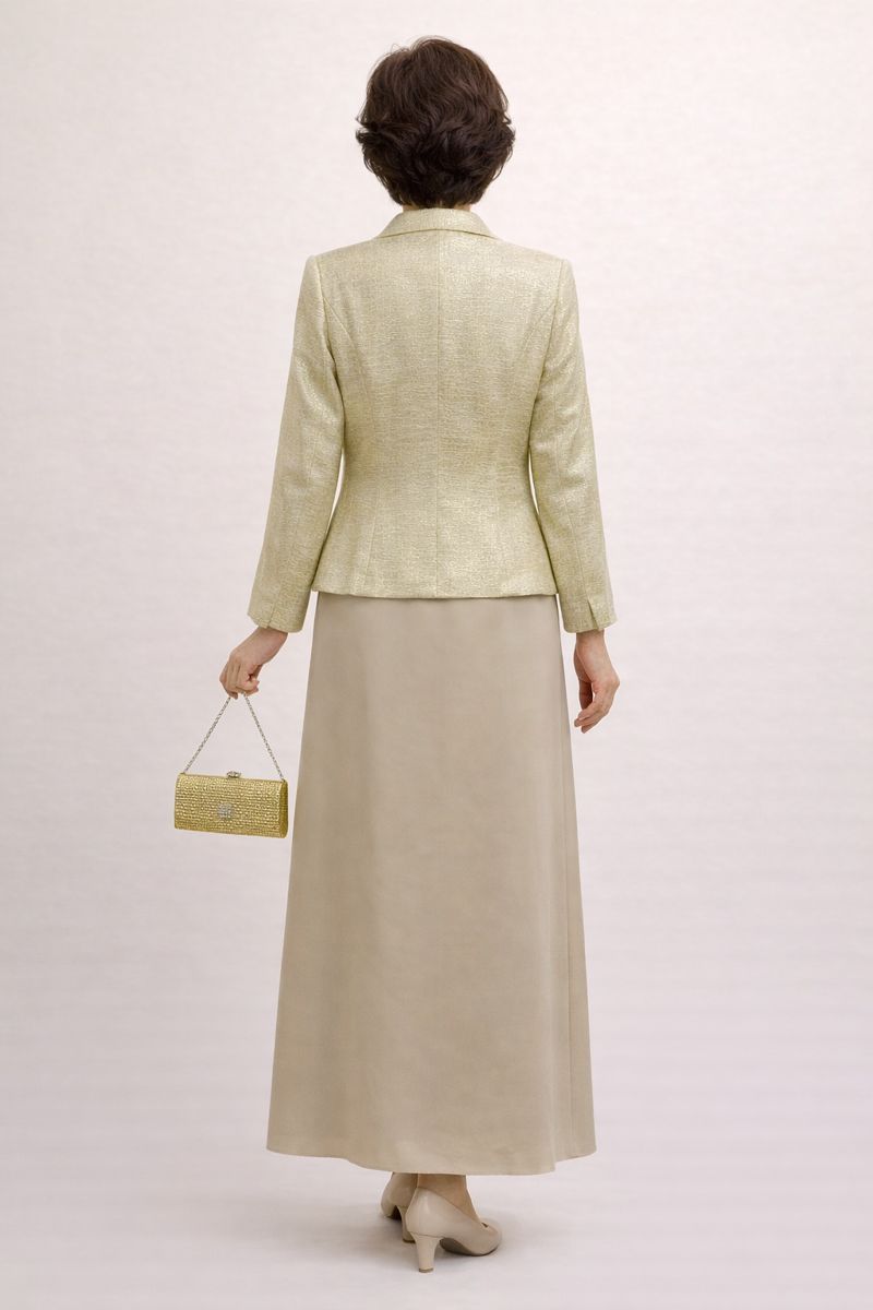 ウエストは細めのジャケットはチェーンを付けます