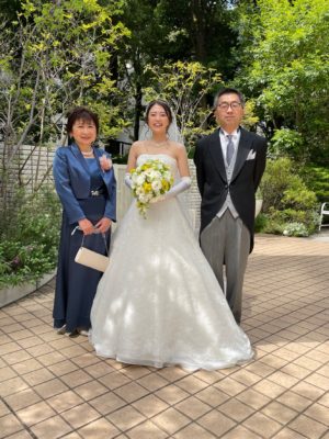 岩手県、結婚式後の新婦と両親