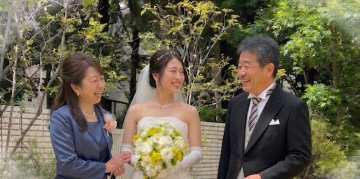 結婚式の新婦と両親が幸せいっぱいの写真。正礼装の母とモーニングの父親はアップタウンブライダルでレンタル。
