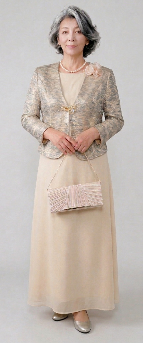 叙勲用に人気のベージュ系ドレスといぶし銀のジャケット、結婚式の60代の母